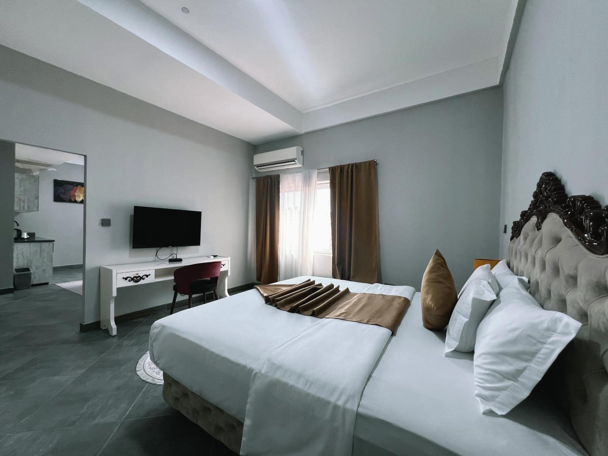 Euro Homes Hotel Accra Buitenkant foto