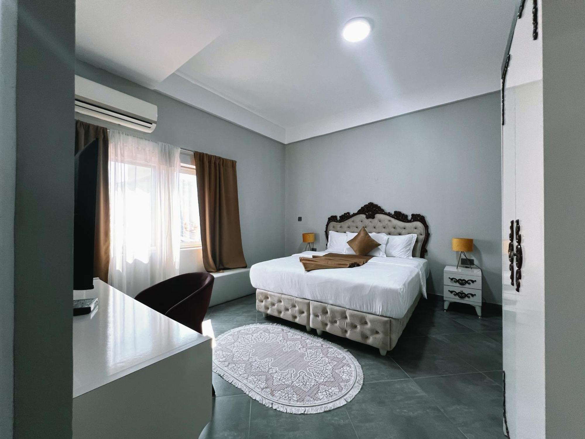 Euro Homes Hotel Accra Buitenkant foto